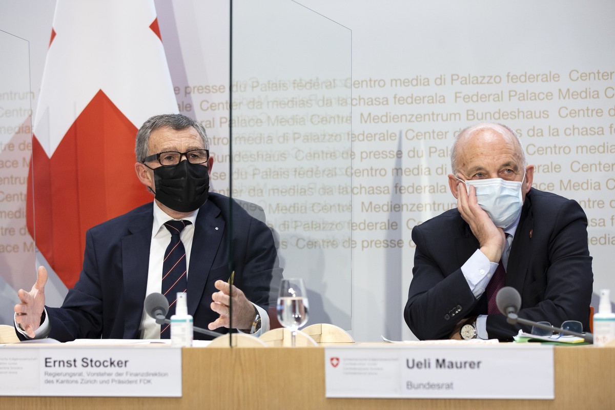 Ernst Stocker, Vorsteher der Finanzdirektion des Kantons Zuerich und Praesident der Konferenz der kantonalen Finanzdirektorinnen und Finanzdirektoren, links, spricht neben Bundesrat Ueli Maurer, waehr ...