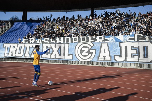 Adama Bojang (GC) jubelt mit den Fans nach dem Sieg im Fussball Meisterschaftsspiel der Swiss Super League zwischen Grasshopper Club Zuerich, GC, und Luzern, FCL, im Letzigrund, am Sonntag, 6. April 2 ...