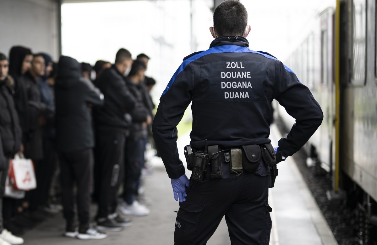 Fluechtlinge aus einem Zug aus Oesterreich werden von Grenzwaechtern zur Kontrolle gebracht, am Mittwoch, 16. November 2022, in Buchs. Seit dem Sommer 2021 gelangen vermehrt afghanische Fluechtlinge a ...