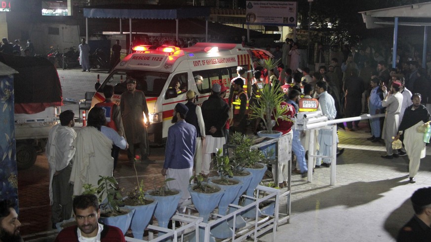 At least 9 dead after strong earthquake in Afghanistan and Pakistan