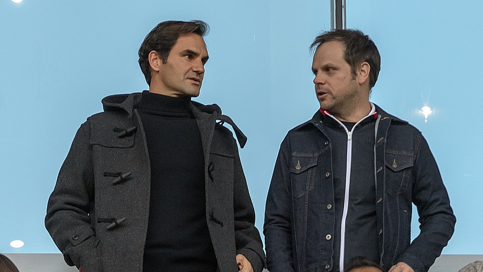 Roger Federer, links, und Severin Luethi rechts, als Zuschauer beim Fussball Meisterschaftsspiel der Super League zwischen dem FC Basel 1893 und Neuchatel Xamax FCS im Stadion St. Jakob-Park in Basel, ...