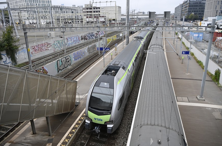 ARCHIV - Zuege der BLS und der SBB stehen still im Bahnhof Bern Wandorf am Freitag, 2. Oktober 2020. Im Raum Bern ist der Zugverkehr seit Freitagmorgen stark gestoert. Zuege aus dem Osten der Schweiz  ...