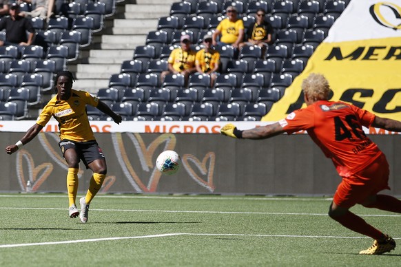 YB&#039;s Jordan Lotomba erzielt das Tor zum 1-0 gegen Luganos Torhueter Noam Baumann im Super League Spiel zwischen dem BSC Young Boys Bern und dem FC Lugano, am Sonntag, 5. Juli 2020 im Stadion Wank ...