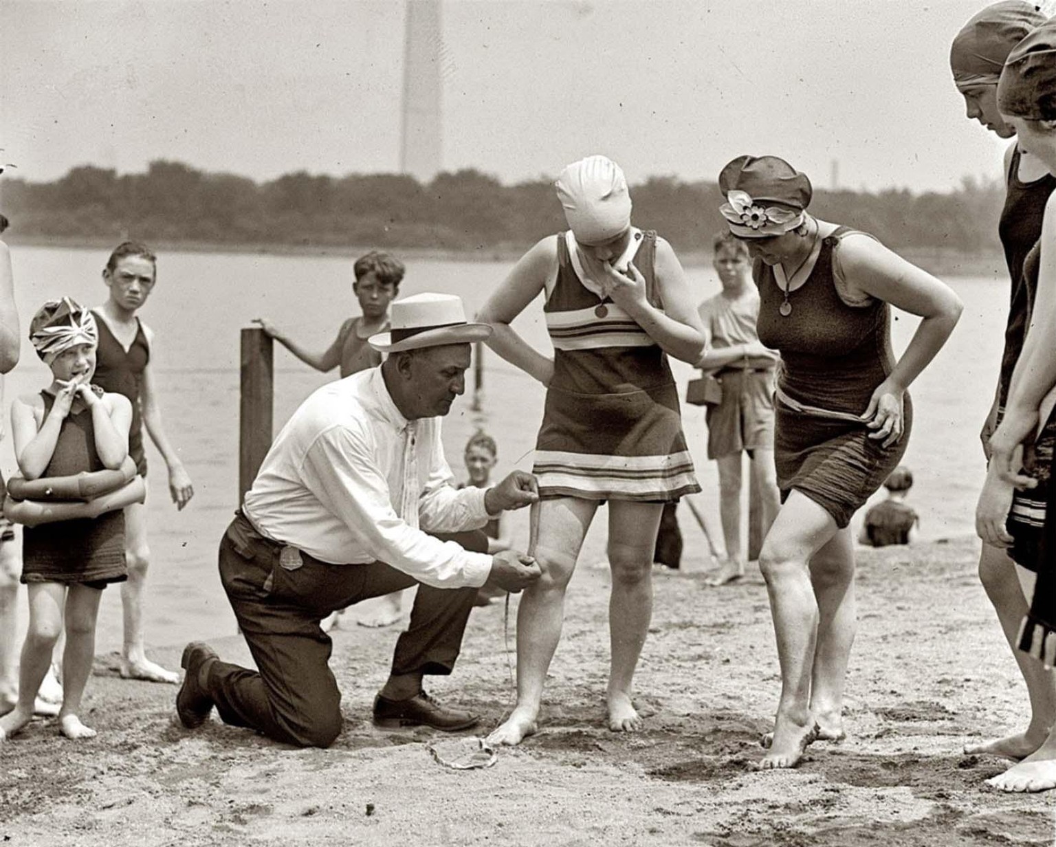 Der Washingtoner Polizist Bill Norton misst den Abstand zwischen Knie und Anzug am Badestrand des Tidal Basin, der 1922 nicht mehr als 15cm betragen durfte.