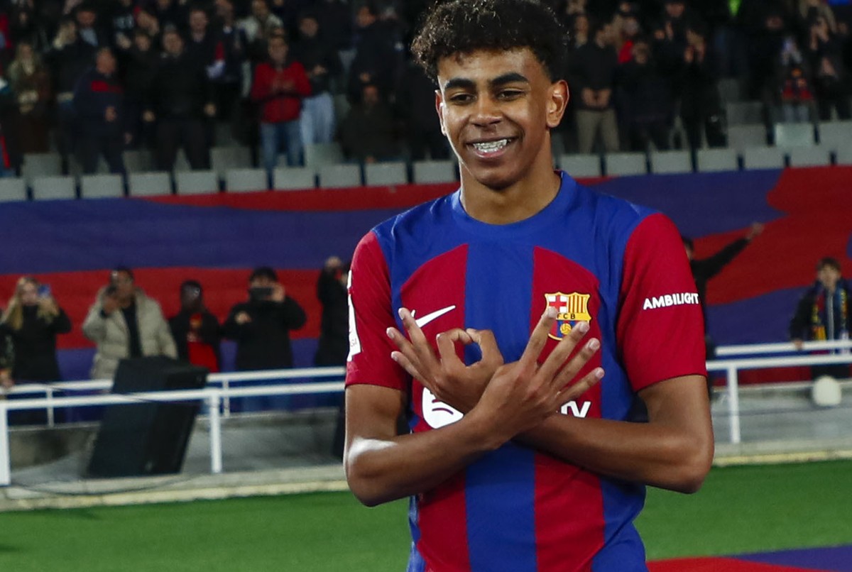 Barcelona's Lamine Yamal celebrates after scoring his side's opening goal during a Spanish La Liga soccer match between Barcelona and Mallorca at the Olimpic Lluis Companys stadium in Barcel ...