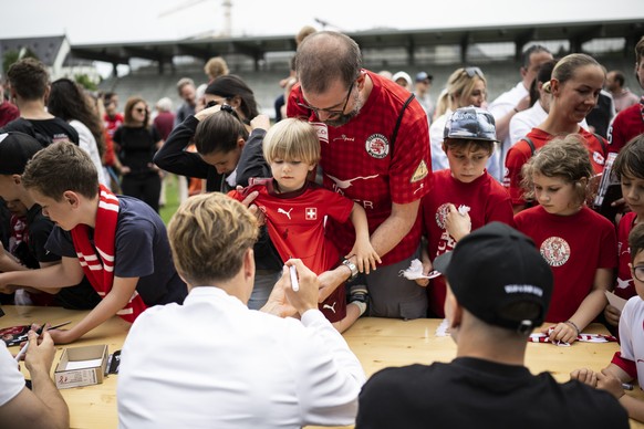 Die Winterthurer unterschreiben Karten und Shirts fuer ihre Fans nach ihrem Aufstieg in die Fussball Super League, aufgenommen am Sonntag, 22. Mai 2022 auf der Schuetzenwiese in Winterthur. (KEYSTONE/ ...