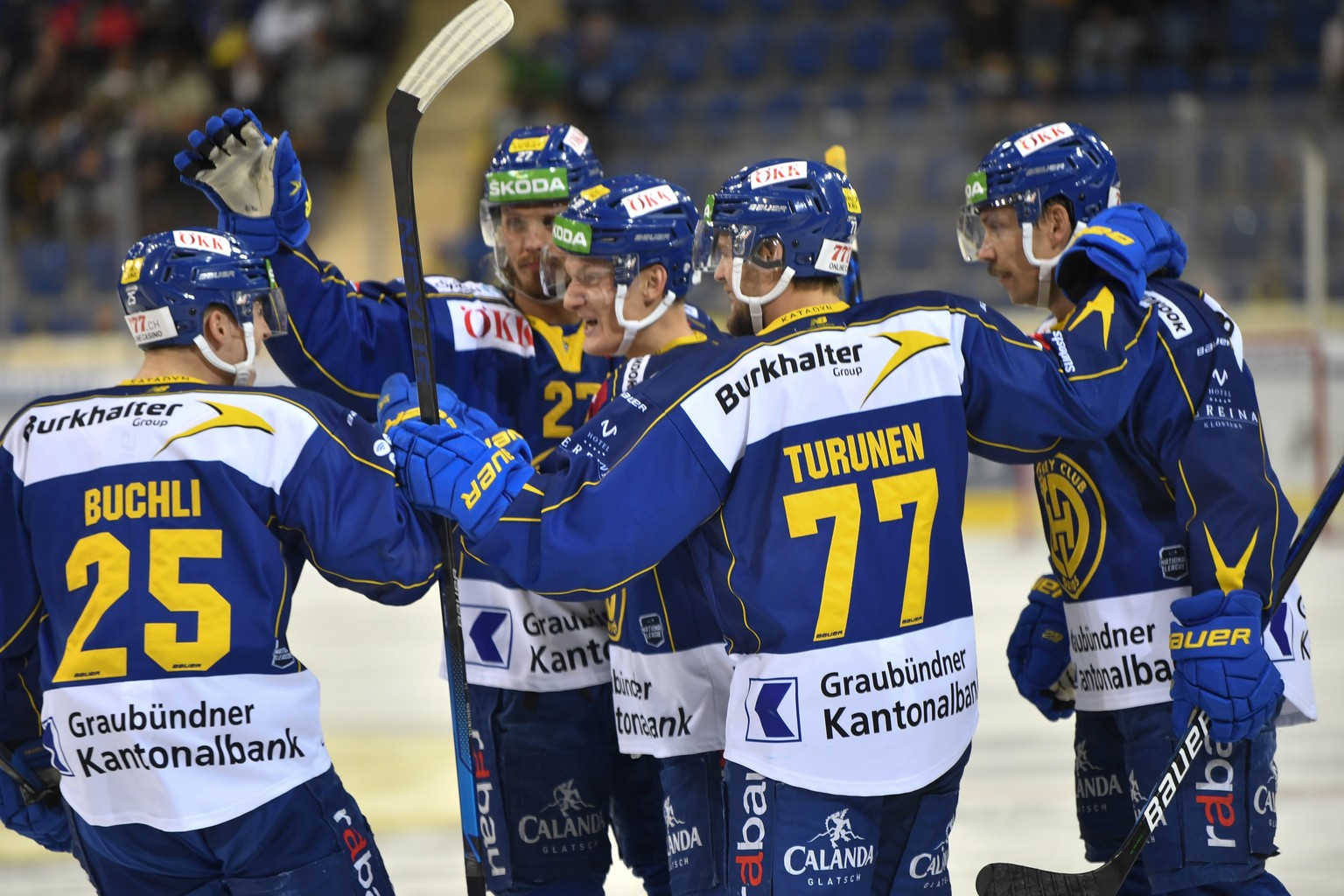 Jubel bei den Davosern nach ihrem schnellen Treffer zur 1:0 Fuehrung mit Dominic Buchli, Magnus Nygren, Benjamin Baumgartner und Perttu Lindgren, von links, im Eishockey-Qualifikationsspiel der Nation ...