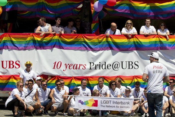 Mitarbeiter der Bank UBS nehmen Teil am Pride Festival in Zuerich am Samstag, 16. Juni 2012. Unter dem Motto &quot;Welcome to Reality&quot; will das Festival aufwecken, aufzeigen und den Blick auf die ...