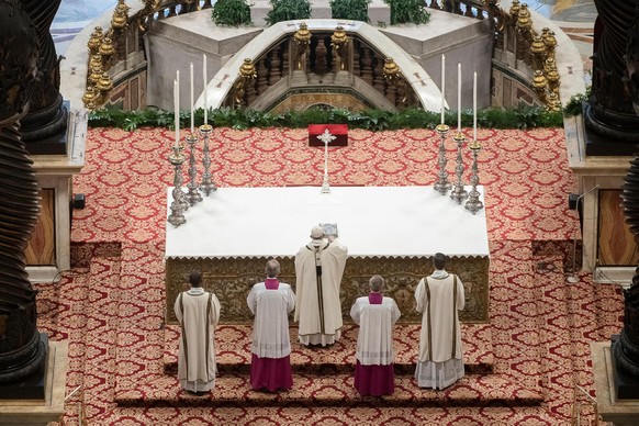 epa07513952 Pope Francis during the Chrism Mass in Saint Peter&#039;s Basilica at the Vatican, 18 April 2019. The Chrism Mass marks the start of the Easter celebrations. EPA/VATICAN MEDIA HANDOUT HAND ...