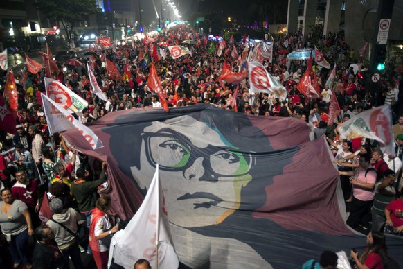 Anhänger feiern Rousseffs wiederwahl.