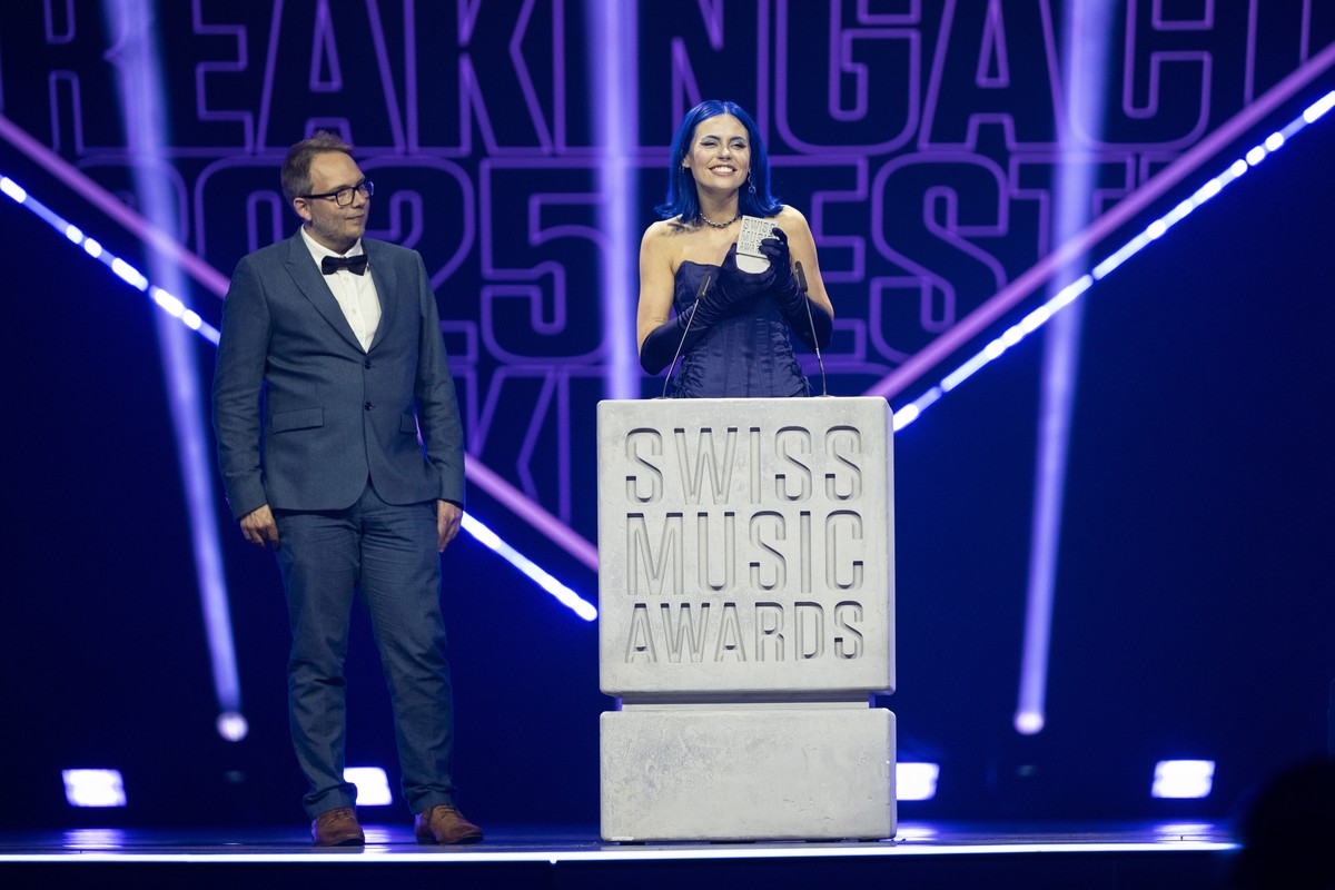 Best Breaking Act, Kings Elliot, right, thanks for winning at the award ceremony of the Swiss Music Awards in Zurich, Switzerland, Wednesday, May 28, 2025. (Ennio Leanza/Keystone via AP)
Kings Elliot