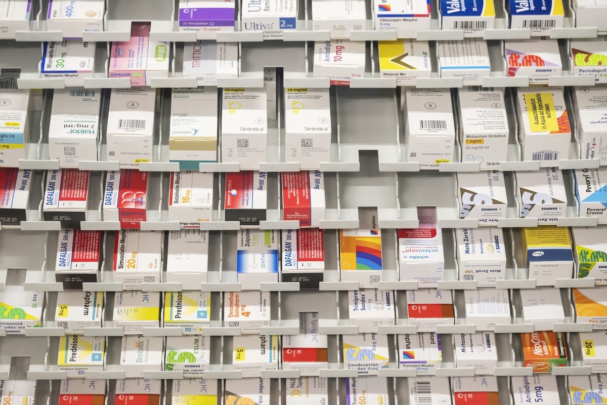 Medikamente lagern in einem Regal der Apotheke Weissenau, die Apotheke des Spitals Interlaken, eingelagert und bewirtschaftet, fotografiert am Freitag, 10. Februar 2023 in Interlaken. Die Apotheke der ...