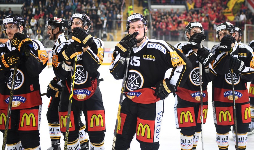 Lugano’s players Gregory Hofmann, center, disappointed with his team mates at the end of the fourth Playoff semifinal game of National League A (NLA) Swiss Championship between Switzerland&#039;s HC L ...