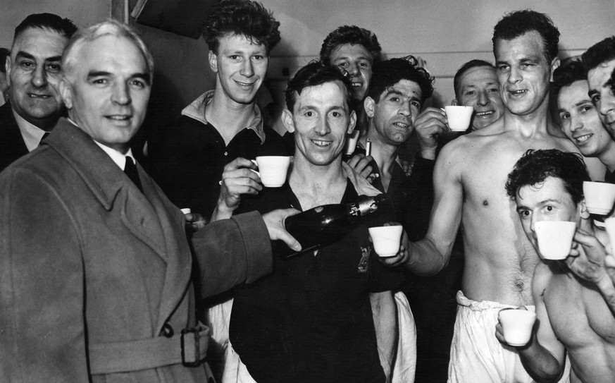 Bildnummer: 05196324 Datum: 28.04.1956 Copyright: imago/Colorsport
Coach RAICH CARTER (L) POURS JOHN CHARLES A SPOT OF CHAMPAGNE IN CELEBRATION OF THEIR WIN OVER HULL TO CLINCH PROMOTION TO DIVISION  ...