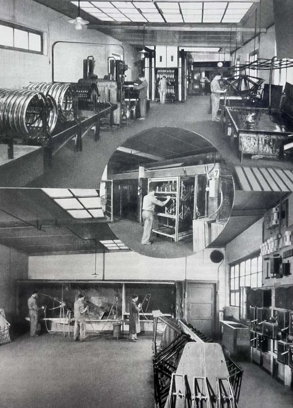 Blick in die Emaillierabteilung der Condor-Velofabrik in Courfaivre (JU), 1943.