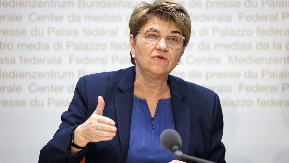 Bundesraetin Viola Amherd spricht waehrend einer Medienkonferenz zum Bericht zur Weiterentwicklung des Dienstpflichtsystems, am Mittwoch, 15. Januar 2024 in Bern. (KEYSTONE/Peter Klaunzer)