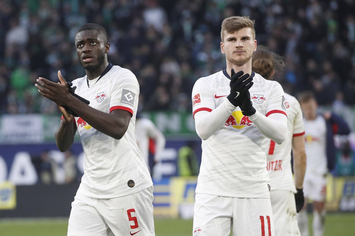 07.03.2020, Volkswagen Arena, Wolfsburg, Ligaspiel, 1. Bundesliga, VfL Wolfsburg vs RB Leipzig, im Bild Dayot Upamecano 5, Leipzig und Timo Werner 11, Leipzig sind nach dem Unentschieden enttaeuscht D ...
