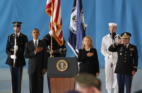 US-Präsident Barack Obama und seine damalige Aussenministerin Hillary Clinton bei einer Zeremonie 2012. Clinton macht keinen Hehl daraus, dass sie in Syrien eine andere Politik eingeschlagen hätte als ...