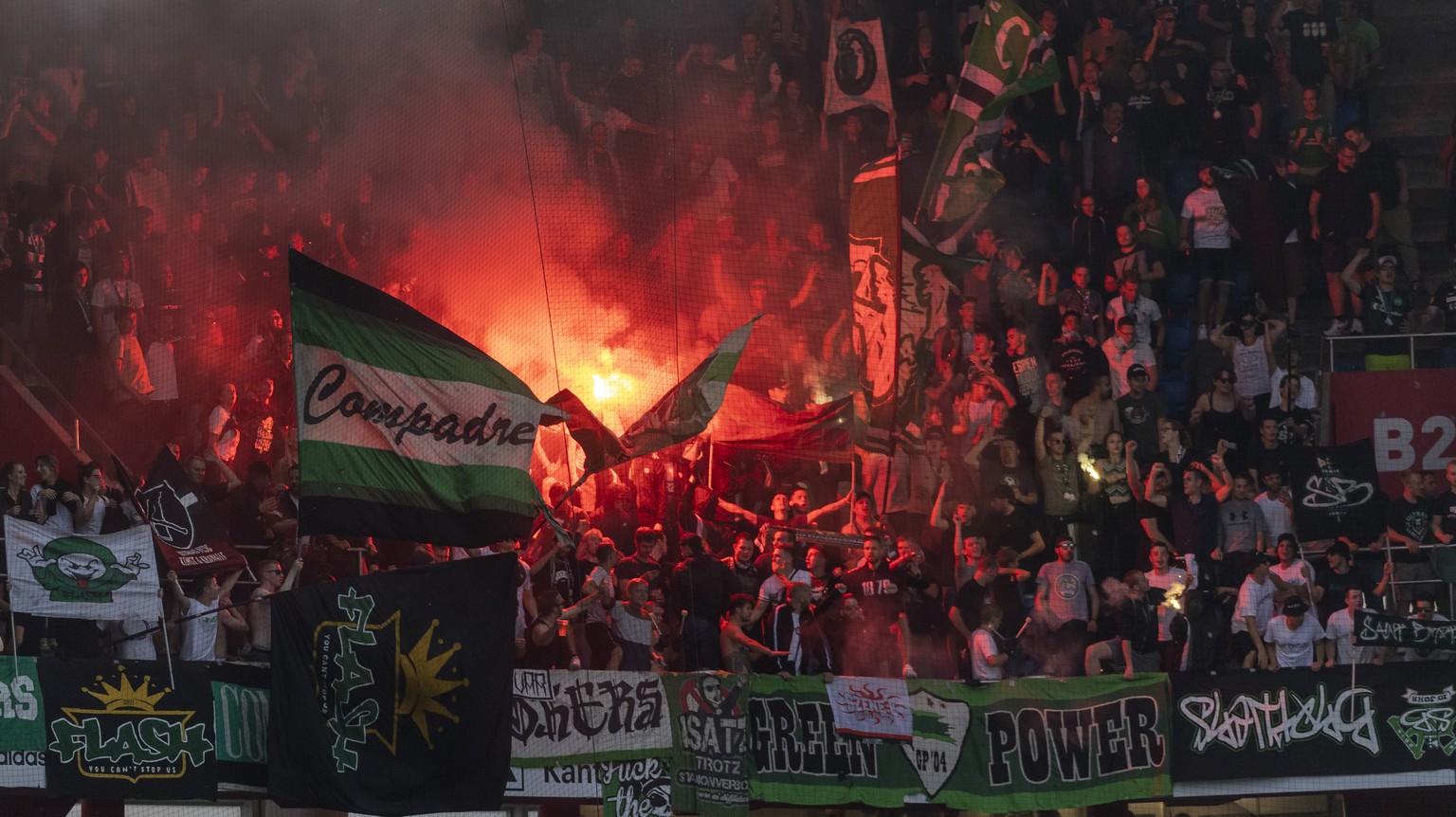 Die St. Galler Fans im Fussball Meisterschaftsspiel der Super League zwischen dem FC Basel 1893 und dem FC St. Gallen 1879 im Stadion St. Jakob-Park in Basel, am Samstag, 27. Juli 2019. (KEYSTONE/Geor ...