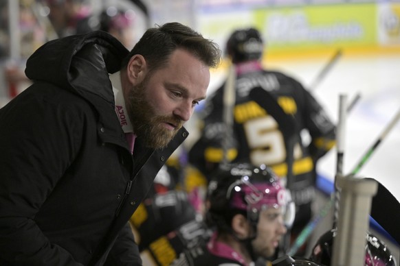 Ajoies Cheftrainer Julien Vauclair beim Eishockey-Qualifikationsspiel der National League zwischen dem HC Ajoie und dem EHC Kloten in der Raiffeisen Arena in Porrentruy, am Dienstag, 31. Januar 2023.  ...