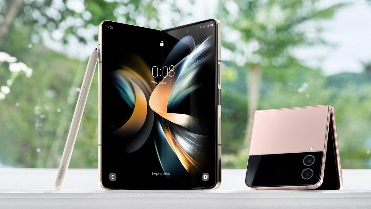 Galaxy Z Fold 4 (links) und Galaxy Z Flip 4: Faltbar, aber doch sehr unterschiedlich.
