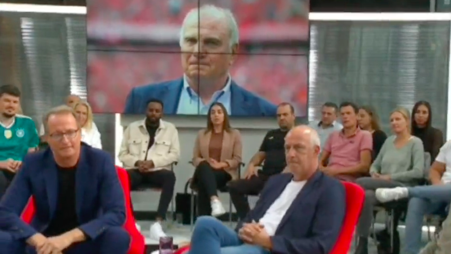 Uli Hoeness schaltet sich telefonisch in die TV-Diskussion ein.