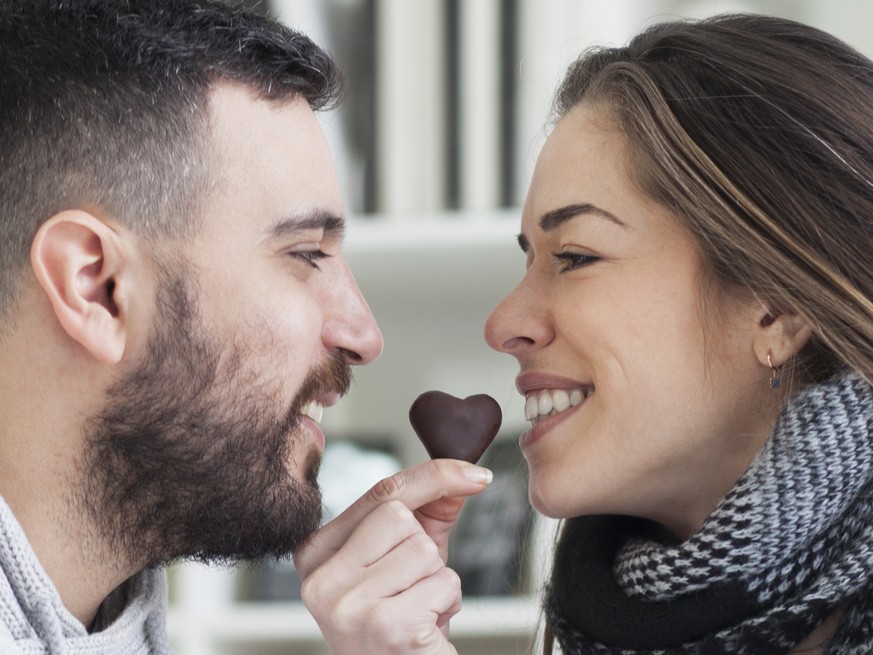 paar pärchen pärli küssen schokolade keks snack essen food liebe