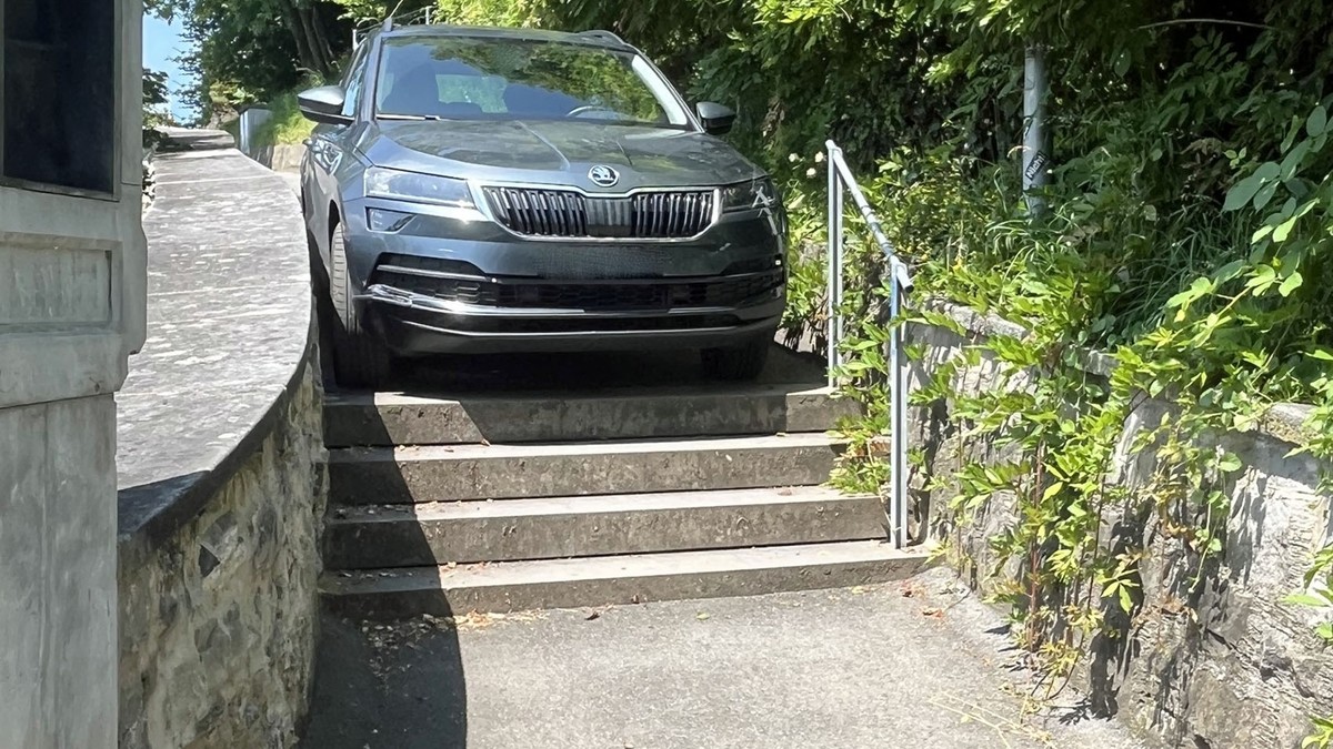 76-J-hriger-bleibt-in-Luzern-mit-Auto-auf-Treppe-stecken