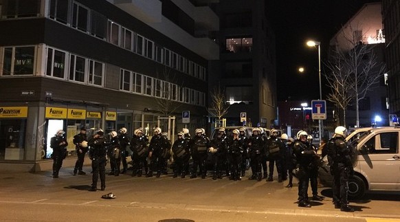 Polizisten formieren sich in der Zürcher Innenstadt