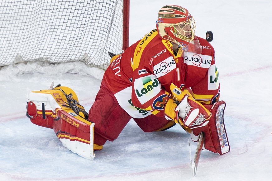 Biels Goalie Jonas Hiller hechtet nach einem Puck im Eishockey Meisterschaftsspiel der National League zwischen dem EHC Biel und den SCL Tigers, am Samstag, 21. Dezember 2019, in der Tissot Arena in B ...