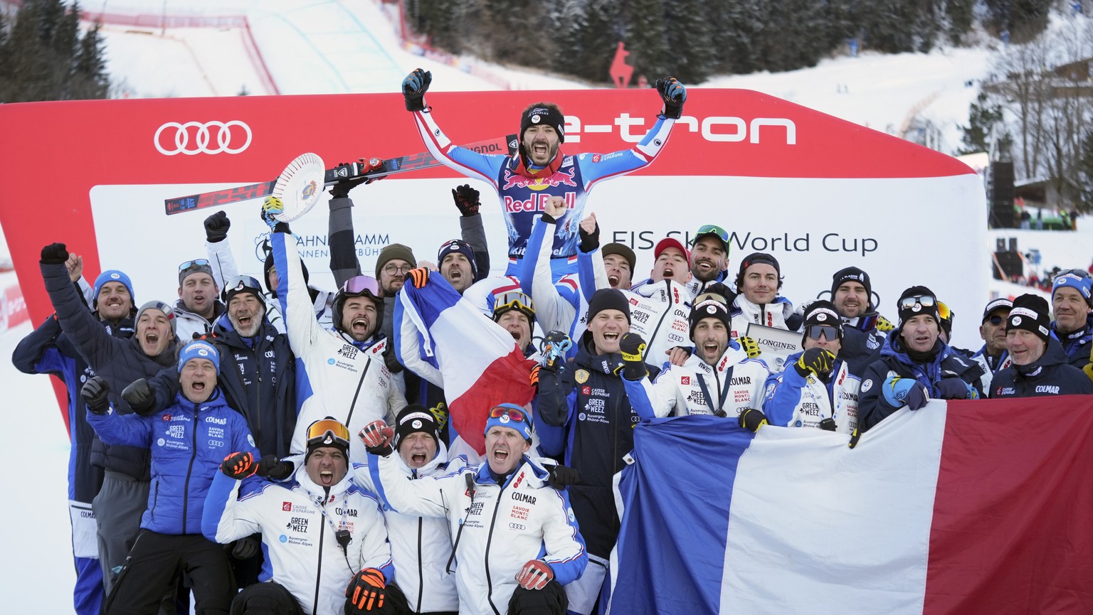 France&#039;s Cyprien Sarrazin, center, celebrates with the team after winning an alpine ski, men&#039;s World Cup downhill race, in Kitzbuehel, Austria, Saturday, Jan. 20, 2024. (AP Photo/Giovanni Au ...