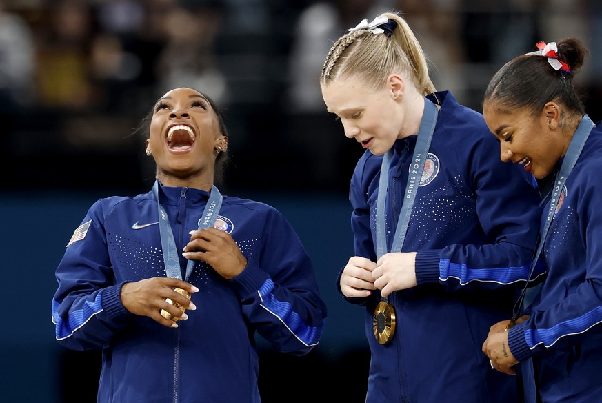 epaselect epa11510387 Simone Biles (L) of gold medalists team USA celebrates during the medal ceremony for the Women Team final of the Artistic Gymnastics competitions in the Paris 2024 Olympic Games, ...