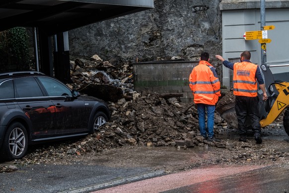 Schaeden an der Kantonsstrasse in Gambarogno durch massive Niederschlaege, am Sonntag, 30. August 2020, in Cugnasco. Der Starkregen laesst seit Freitagabend die Wasserstaende in den Fluessen und Seen  ...