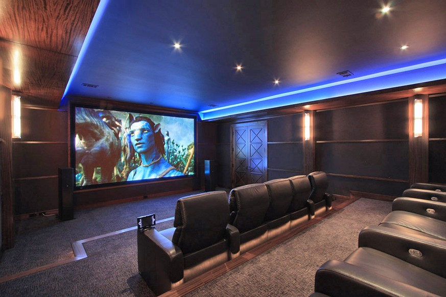 Dieses Kino gehört zu einem Palast in Atlanta. Nicht fehlen darf ein eigener Weinkeller, der vom Besitzer aber noch nicht benutzt werden kann (was ihn mit Sicherheit nicht im Geringsten kümmert). Der Gesuchte heisst? A: Harry Styles (20) B: Justin Bieber (20) C: Toby Maguire (39)