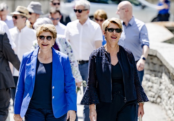 La presidente de la Confedration Viola Amherd, gauche, et la conseillere federale Karin Keller-Sutter, droite, arrivent avec les autres membres du Conseil federal, au Chateau Stockalper lors de l&#039 ...