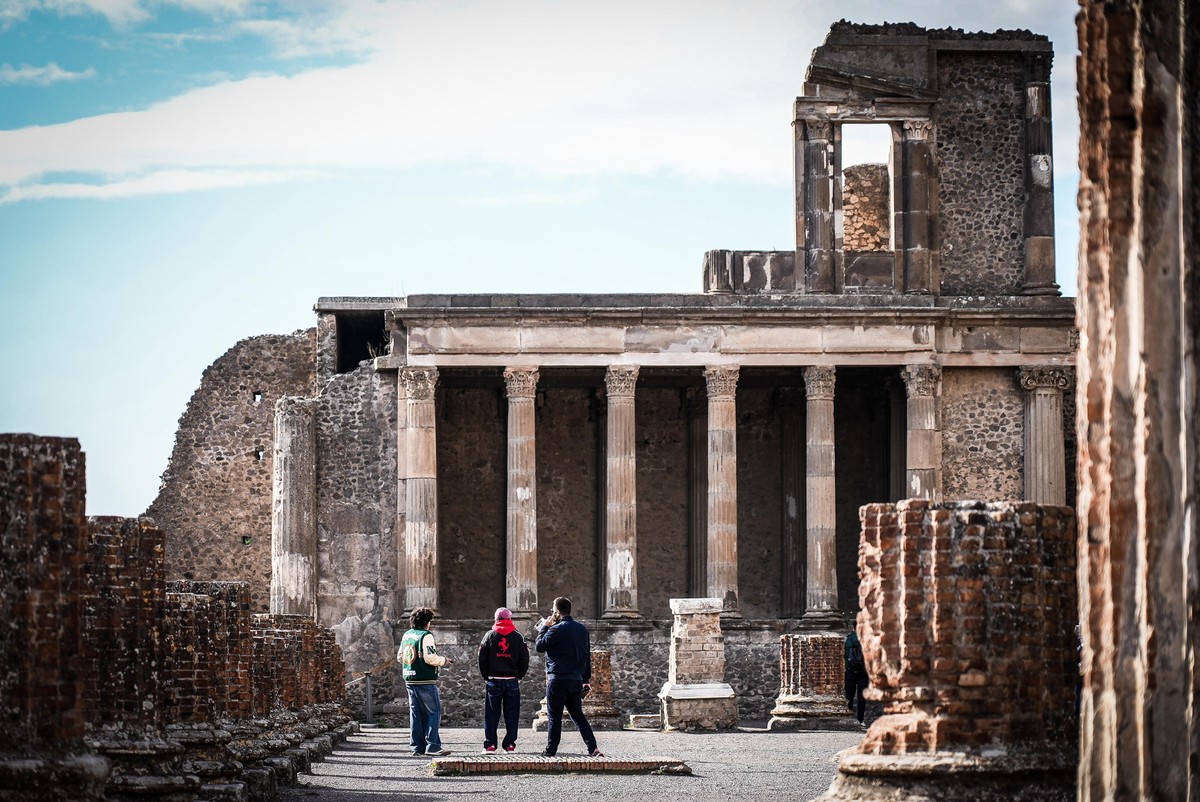 epa11722653 People visit the Archaeological Park of Pompeii, southern Italy, 15 November 2024. The Archaeological Park of Pompeii's officials announced that starting on 15 November 2024, there wi ...