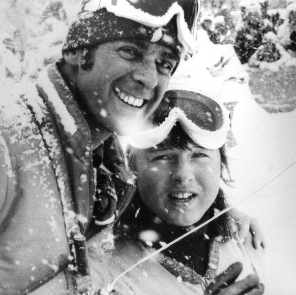 Adolf Ogi gratuliert Marie-Theres Nadig in Sapporo (Jp) 1972 zu den zwei Goldmedallien an den Olympischen Winterspielen. (KEYSTONE/Str)