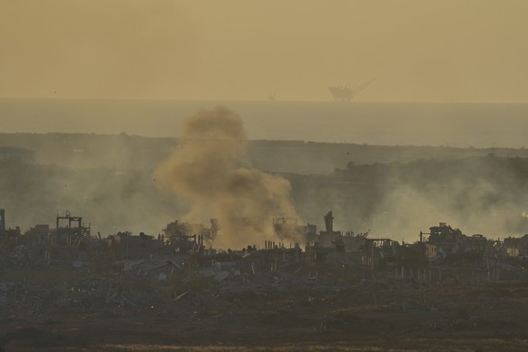 Smoke rises following an Israeli army bombardment in the Gaza Strip, seen from southern Israel, Wednesday, May 21, 2025. (AP Photo/Ohad Zwigenberg)
Israel Palestinians