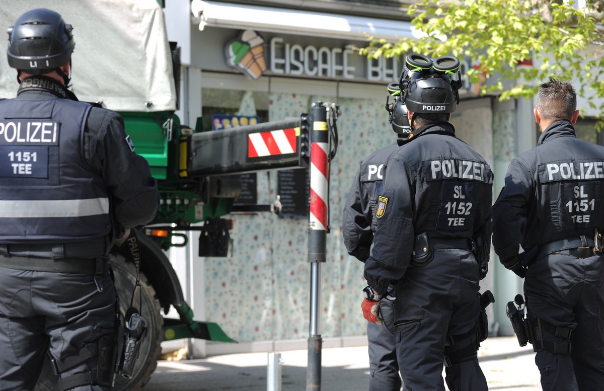 03.05.2023, Saarland, Saarlouis: Polizisten sichern im Rahmen einer Razzia Beweismittel. Mit einem Gro