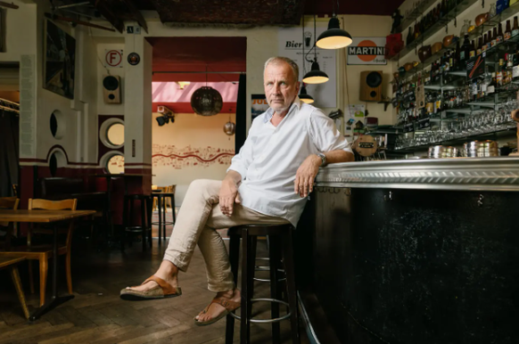 Ein Lokal mit Charme: Alex Capus in seiner «Galicia»-Bar in Olten.