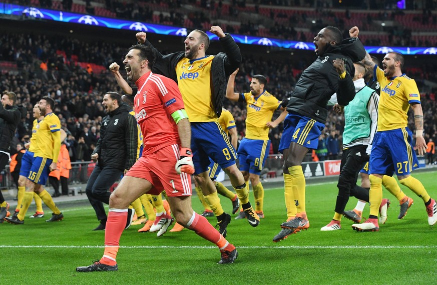 epa06587847 Juventus&#039; Gianluigi Buffon (CL), Gonzalo Higuain (CR) and teammates celebrate after their 2-1 victory in the UEFA Champions League game between Tottenham Hotspur and Juventus in Wembl ...