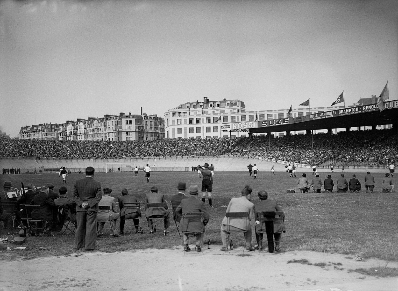 Die Schweiz besiegt in der ersten Runde der Fussball-Weltmeisterschaft 1938 im Wiederholungsspiel die Nationalmannschaft Grossdeutschlands mit 4 : 2, aufgenommen am 9. Juni 1938 im Prinzenparkstadion  ...