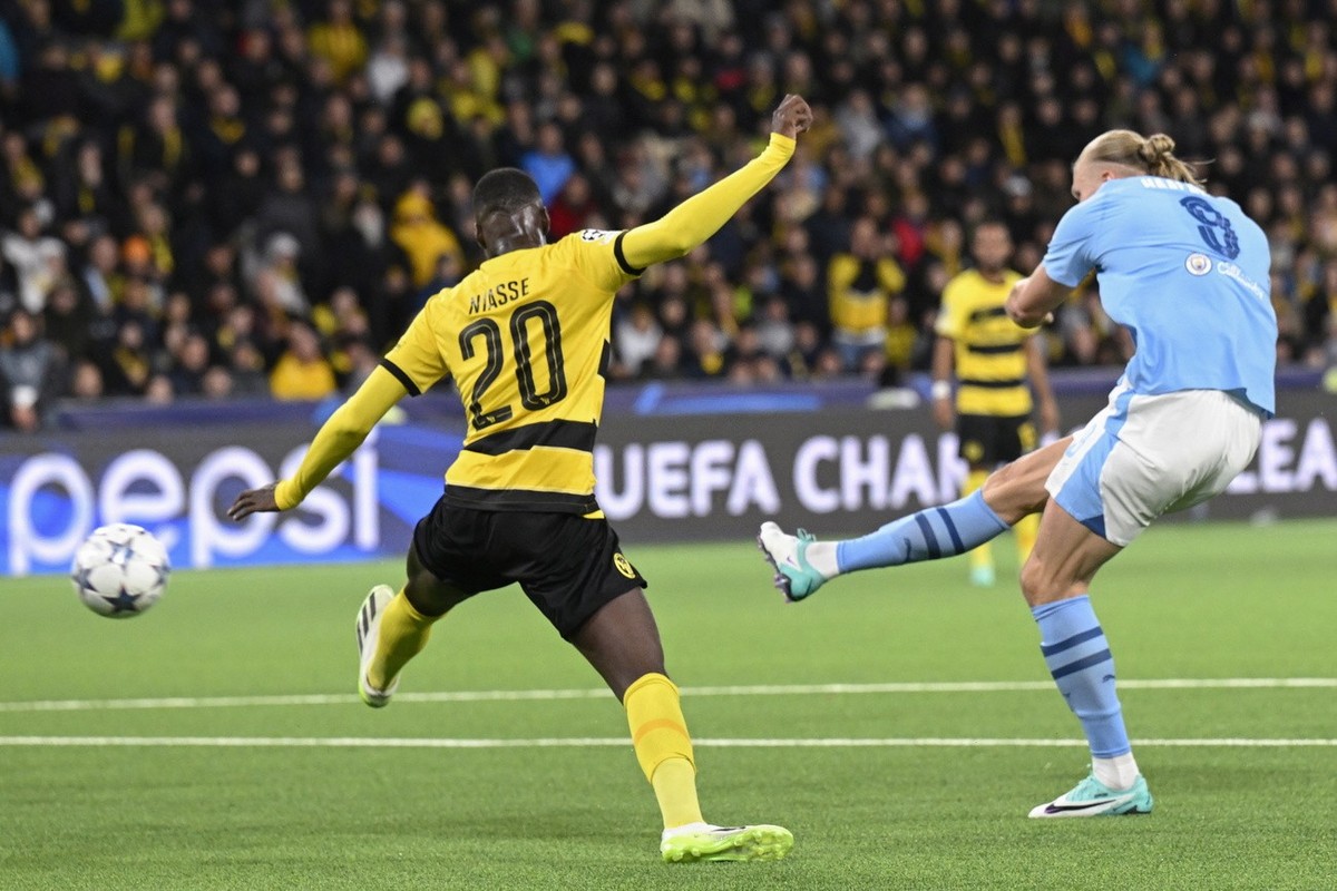 epa10939494 Manchester City's Erling Haaland scores the 1-3 goal during the UEFA Champions League group G soccer match between BSC Young Boys and Manchester City, in Bern, Switzerland, 25 October ...