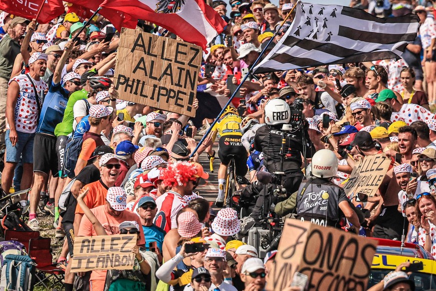 epa10756488 Danish rider Jonas Vingegaard (C) of team Jumbo-Visma in action amidst the crowd of spectators at the &#039;Col de la Loze&#039; during the 17th stage of the Tour de France 2023, a 166kms  ...