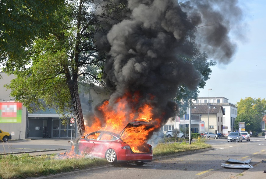 Tesla in Frauenfeld TG nach Verkehrsunfall ausgebrannt. (2. Okt. 2021)