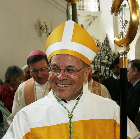 Der neue Bischof von Chur, Vitus Huonder, freut sich nach seiner Weihe im Kloster Einsiedeln, am Samstag, 8. September 2007. Vitus Huonder ist am Samstag am Fest Maria Geburt in der Klosterkirche Eins ...