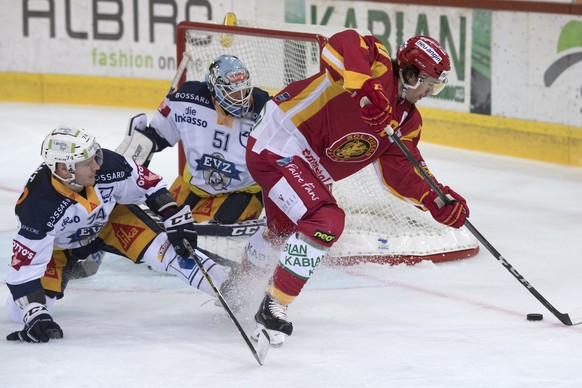 Tigers Yannick-Lennart Albrecht, rechts, kaempft um den Puck, gegen Zugs Johann Morant, links, Goalie Tobias Stephan, Mitte, waehrend dem Meisterschaftsspiel der National League, zwischen den SCL Tige ...