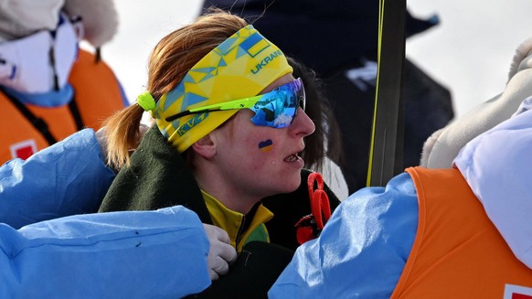 IMAGO / Xinhua

(220212) -- ZHANGJIAKOU, Feb. 12, 2022 -- Valentyna Kaminska is tended by the medical staff during the cross-country skiing women s 4x5 km relay of the Beijing Winter Olympics at Natio ...