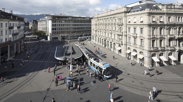 ARCHIVE IMAGE - FOR THE REPORT ON BANKS AGAINST SHARE REGULATION - Paradeplatz square with the headquarters of the Swiss banks UBS, center and Credit Suisse, right, and the Paradeplatz tram stop in...