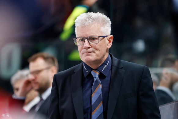 ARCHIV � ZUM RUECKTRITT VON ZSC TRAINER MARC CRAWFORD, STELLEN WIR IHNEN FOLGENDES BILDMATERIAL ZUR VERFUEGUNG � Headcoach Marc Crawford (ZSC Lions) gibt Anweisungen im Meisterschaftsspiel der Nationa ...